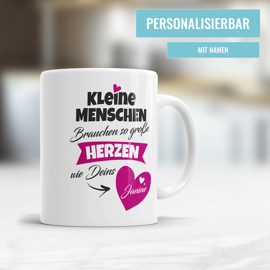 Kleine Menschen brauchen so große Herzen wie deins mit Namen - Erzieherin Tasse - Fulima