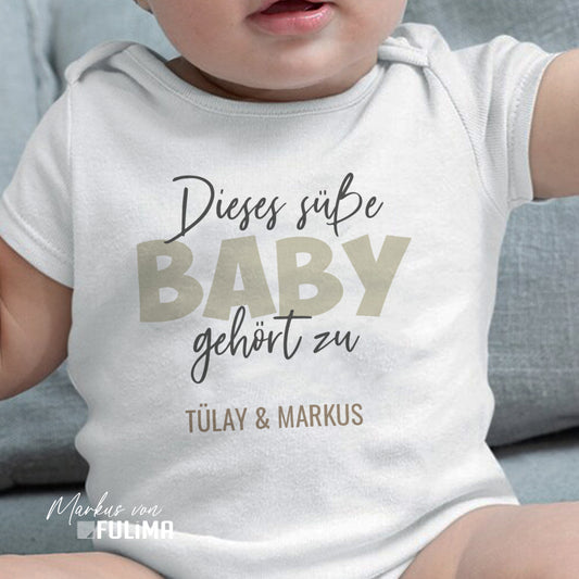Babybody - Dieses süße Baby gehört zu - Personalisierbar - FULiMA®