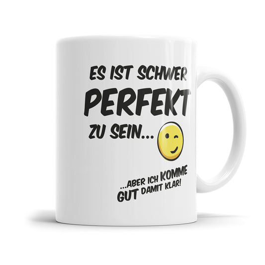 Lustige Tasse mit Spruch - "Es ist schwer perfekt zu sein, aber ich komme gut damit klar" - Geschenkidee - Fulima