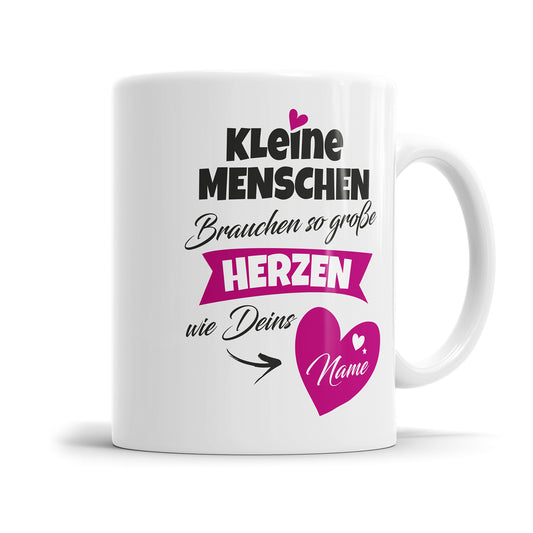 Kleine Menschen brauchen so große Herzen wie deins mit Namen - Erzieherin Tasse - Fulima