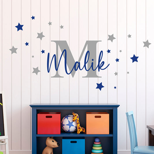 Personalisiertes Wandtattoo für Kinder mit Sternen und großem Anfangsbuchstaben