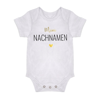 Babybody - Mini NACHNAMEN mit Herz - Geschenk zur Geburt - FULiMA®