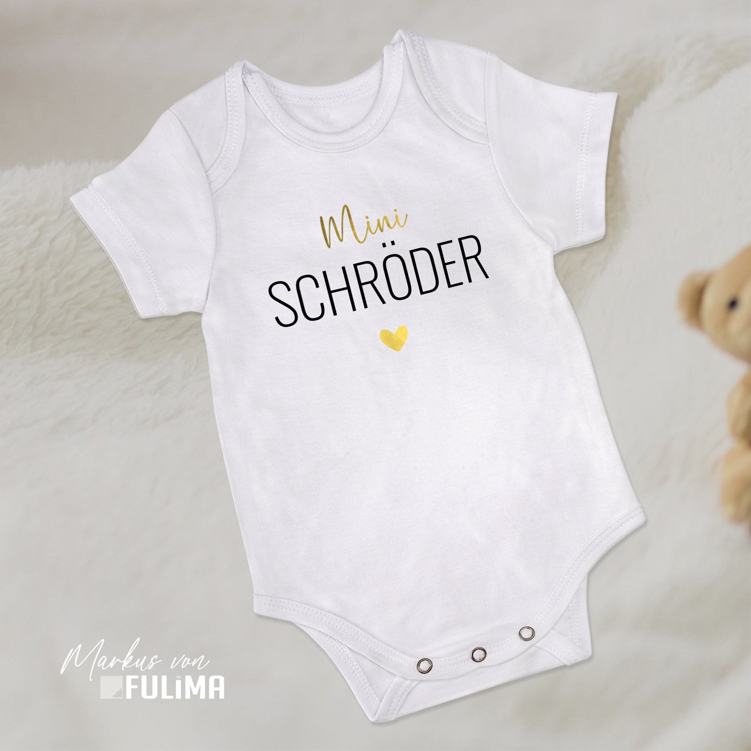 Babybody - Mini NACHNAMEN mit Herz - Geschenk zur Geburt - FULiMA®