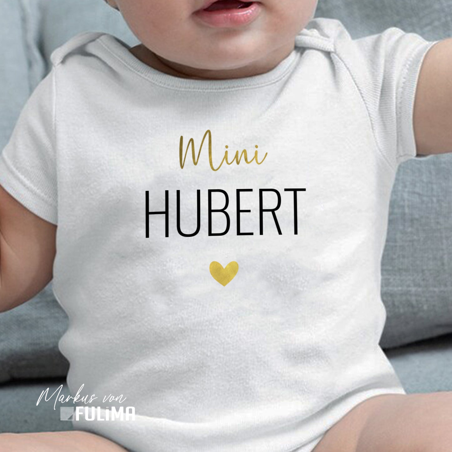 Babybody - Mini NACHNAMEN mit Herz - Geschenk zur Geburt - FULiMA®