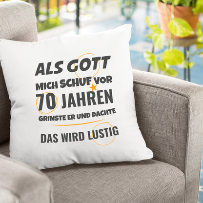 Als Gott mich schuf vor 70 Jahren grinste er und dachte das wird lustig - Geburtstag Kissen - Fulima