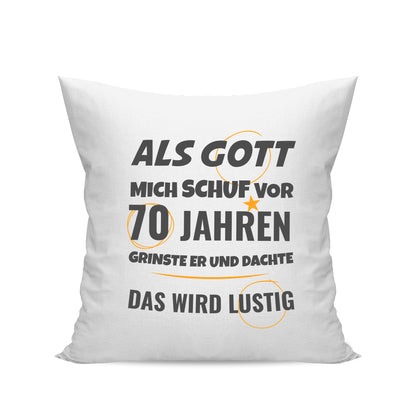 Als Gott mich schuf vor 70 Jahren grinste er und dachte das wird lustig - Geburtstag Kissen Weiß - Fulima